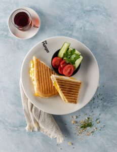 Çiabatta çörəyində zeytun əzməsi, dil pendiri, kaşar pendiri, çeddar pendiri, göyərti və dilimlənmiş pomidor-xiyar.