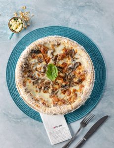 Trüffel yağı, mozzarella pendiri, istiridyə-şabalıd-şampinyon göbələkləri, parmezan pendiri ilə zənginləşdirilmiş beşamel sousu ilə göbələk püresi