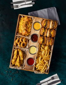 6 mini çizburger, mak&çiz+toyuq popkorn, toyuq naggets, soğan halqaları, ədviyyatlı kartof qızartması, svit çili-çeddar-ədviyyatlı barbekü-bal xardal sousu