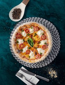 Pomidor sousu, çimixurri sousu, mozarella pendiri, çeri pomidoru, Əzinə pendiri, reyhan, kəklikotu, parmezan pendiri