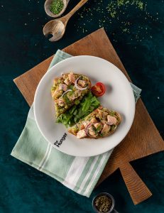 Krem pendir, qırmızı soğan, rukkola, şüyüd