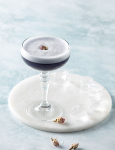 Vodka, mavi kəpənək çayı, kokos, çobanyastığı çayı, qurudulmuş qızılgül