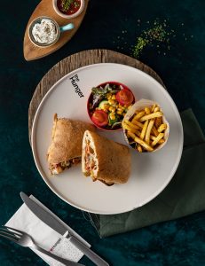 Rəngli bibər, soğan, göbələk, soya sousu, əridilmiş kaşar pendiri, ədviyyatlı kartof qızartması, Aralıq dənizi yaşıllıqları