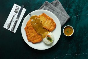 Qızardılmış toyuq döşü, düyü, Katsu köri sousu