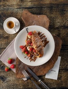 Çiyələk, banan, şokoladlı fındıqlı krem.