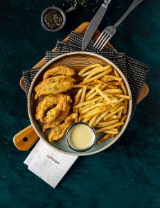 Ədviyyatlı kartof qızartması, ballı xardal sousu