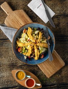 Aralıq dənizi yaşıllıqları, xiyar, pomidor, rəngli bibər, qarğıdalı, mozzarella pendiri, bal xardal sousu və ədviyyatlı yağlı-limon sousu