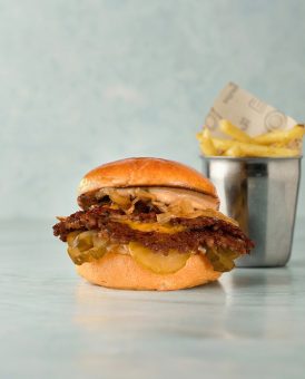 140 qr. Burger Köftəsi, Çedar pendiri, karamelizə edilmiş soğan, Klassik Smash Sous, kornişon xiyar turşusu, ədviyyatlı kartof qızartması