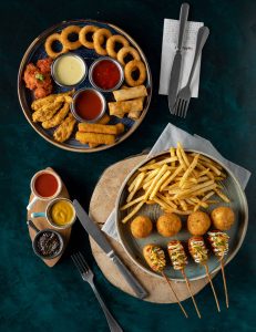 Xırda doğranmış tərəvəz kotleti, soğan halqaları, mozzarella çubuqları, Asiya üsulu acılı toyuq, mak&çiz kroketləri, xırçıldayan toyuq tikələri, korn doq, ədviyyatlı kartof qızartması, ballı-xardallı sous, svit çili-marinara sous