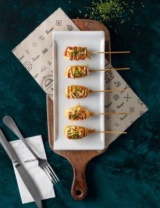 Korn doq panesi ilə qızardılmış sosislər, kibrit kartof qızartması, yaşıl soğan, ketçup, mayonez, xardal, ədviyyatlı kartof qızartması