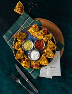 çeddar pendiri, rəngli bibər, Meksika lobyası, soğan, jalapenyo bibəri, turş krema sous, quakamole sous, salsa sous