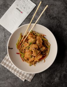 Toyuq filesi, svit çili sous, küncüt, yaşıl soğan, çili bibəri, tərəvəzli nudl ilə