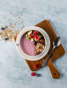 Giləmeyvə püreli Yoqurt, banan, çiyələk, kivi, qarağat, qaragilə