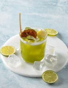 Vodka, yaşıl alça, turşəng, sitrus qarışığı, limon otu