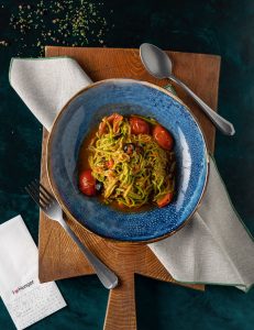 Pomidor, zeytun yağı, sarımsaq, zeytun dilimləri və reyhan ilə dadlandırılmış incə doğranmış qabaq