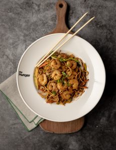 Qızardılmış qabaq, yerkökü, soğan, ağ kələm, rəngli bibər, küncüt, yaşıl soğan, oyster sous, soya sousu, küncüt yağı