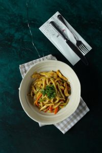 Katsu köri sousu, qovrulmuş balqabaq, yerkökü, soğan, ağ kələm, gül bibəri, küncüt, soğan