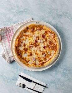 Pomidor sous, mozarella, sosis, qarğıdalı