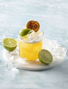 Gin, mürver çiçəyi, limon otu, sitrus meyvələri qarışığı