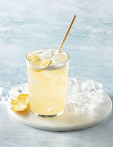 Viski, portağal likörü, sitrus meyvələri qarışığı, sprite