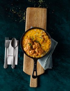 çeddar pendiri, çeddar sousu, təzə soğan, qızardılmış mozzarella pendiri, çili mayo sousu ilə toyuq əti