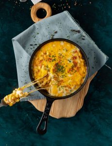 Çeddar pendiri, çeddar sousu, təzə soğan, rəndələnmiş mozzarella pendiri