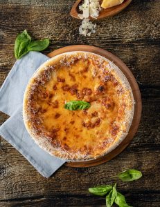 Tomat sousu, mozzarella pendiri, reyhan yarpağı, parmezan pendiri