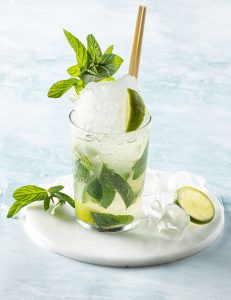 Rom, limon, şərbət, mineral su, nanə