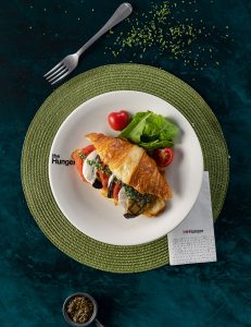 Təzə Buffalo mozzarella pendiri, qril olunmuş badımcan, pomidor, pesto sous