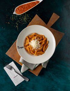 Az acılı pomidor sousu, parmezan pendiri, pesto sousu