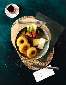 3 pişi , pomidor-xiyar, Əzinə pendiri, çeddar