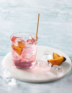 Tekila, ağ çay, soyulmuş şaftalı