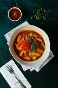 Xüsusi Tteokbokki ədviyyat qarışığı, Kimchi duzlu kələm, əriştə, küncüt və yaşıl soğan ilə qızardılmış düyü çubuqları (rice cake).