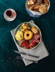 Qril olunmuş hisə verilmiş ət, qril olunmuş sucuq, qızardılmış hellim, pişi, qayğanaq, qovrulmuş təzə kartof, qril olunmuş pomidor, türk çayı