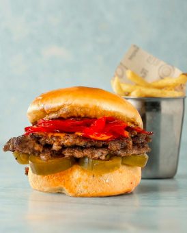 140 qr. Burger Köftəsi, Çedar pendiri, jalapenyo bibər, qırmızı soğan turşusu, Acılı Smash Sous, ədviyyatlı kartof qızartması