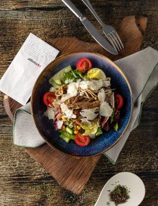 Aralıq dənizi yaşıllıqları, xiyar, pomidor, soğan və göbələk ilə qızardılmış mal əti, soya filizi, parmezan pendiri, ədviyyatlı yağ-limon sousu