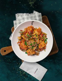 120 qr. Toyuq, Nudl, rəngli bibərlər, göbələk, kök, qabaq, ağ kələm, soğan, sarımsaq, küncüt, Nudl Sous, Svit Çili Sous