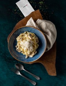 Krem sousu, göbələk, parmezan pendiri