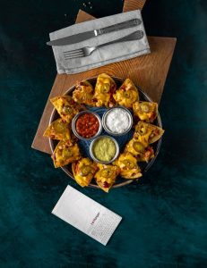 Çeddar pendiri, rəngli bibər, Meksika lobyası, soğan, jalapenyo bibəri, turş krema sous, quakamole sous, salsa sous