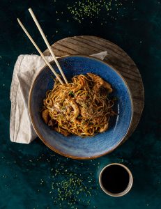 Qızardılmış qabaq, yerkökü, soğan, ağ kələm, rəngli bibər, küncüt, yaşıl soğan, oyster sous, soya sousu, küncüt yağı