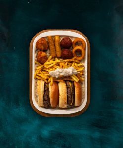 2 ədəd burger köftəsi, çedar pendiri, qırmızı soğan, trüfl mayonez sous, kornişon turşu, ədviyyatlı kartof qızartması, 2 ədəd soğan halqası, 2 ədəd mak'n çiz kroket, 2 ədəd səbzə topları, 2 ədəd pendir çubuğu