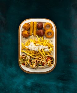 Çedar pendiri, yaşıllıq, rəngli bibərlər, karamelizə edilmiş soğan, qarğıdalı, ədviyyatlı kartof qızartması, 2 ədəd soğan halqası, 2 ədəd mak'n çiz kroket, 2 ədəd səbzə topları, 2 ədəd pendir çubuğu