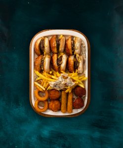 3 ədəd mini burger, çedar pendiri, qırmızı soğan, trüfl mayonez sous, kornişon turşu, ədviyyatlı kartof qızartması, 2 ədəd soğan halqası, 2 ədəd mak'n çiz kroket, 2 ədəd səbzə topları, 2 ədəd pendir çubuğu