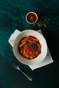 Xüsusi Tteokbokki ədviyyat qarışığı, Kimchi duzlu kələm, küncüt və yaşıl soğan ilə qızardılmış düyü çubuqları (rice cake).