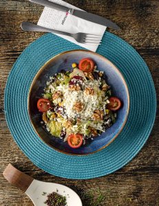 Aralıq dənizi yaşıllıqları, xiyar, pomidor, qarğıdalı, ədviyyatlı yağ-limon sousu