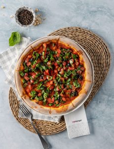 Pomidor sousu, pomidor, qara zeytun dilimləri, reyhan və rukkola