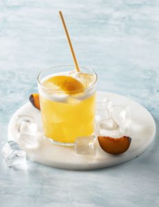 Viski, sitrus meyvələri qarışığı, südlü oolong çayı, limon otu