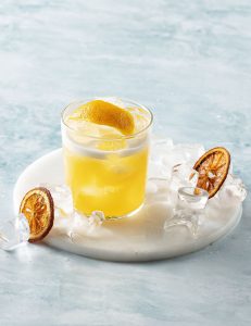 Viski, sitrus meyvələri qarışığı, smoke lavender