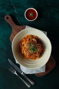 Qızardılmış balqabaq, yerkökü, soğan, ağ kələm, rəngli bibər, küncüt və yaşıl soğan ilə