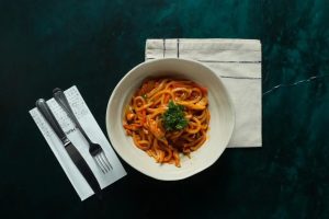 Qızardılmış balqabaq, yerkökü, soğan, ağ kələm, rəngli bibər, küncüt və yaşıl soğan ilə